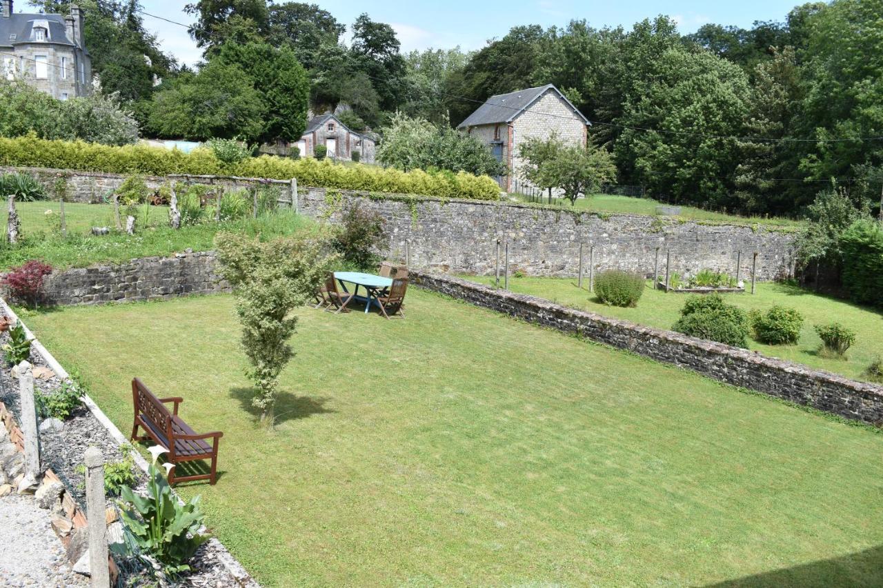 Gites In Le Neufbourg -Mortain Exteriér fotografie
